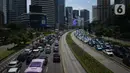 Kepadatan arus lalu lintas di Jalan Sudirman-Thamrin pada jam makan siang, Jakarta, Kamis (15/12/2022). Pemerintah berencana untuk mengucurkan insentif kendaraan listrik di Indonesia, insentif mobil listrik sebesar Rp 80 juta dan motor listrik Rp 8 juta. (merdeka.com/Imam Buhori)