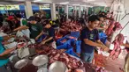 Petugas memotong daging hewan kurban untuk didistribusikan di Masjid Istiqlal, Jakarta, Sabtu (7/6/2025). (Liputan6.com/Angga Yuniar)
