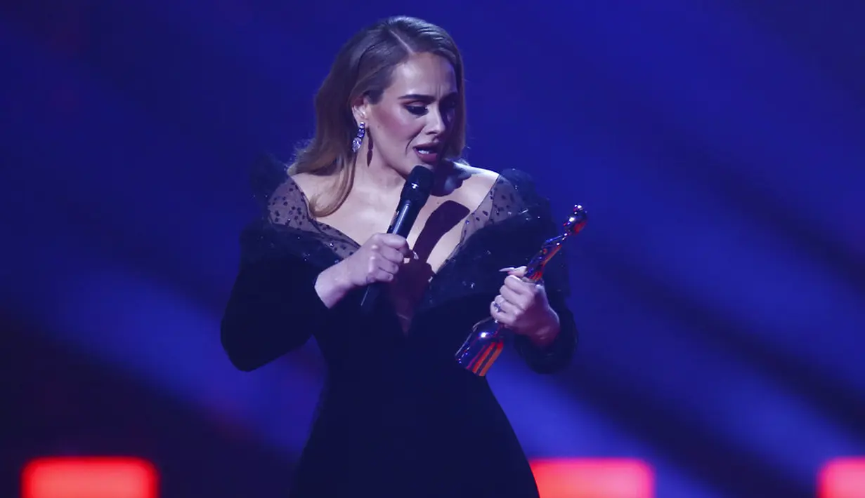 Adele menerima penghargaan Song of the Year pada BRIT Awards 2022 di London, Inggris, 8 Februari 2022. Lagu Easy on Me yang menjadi momentum Adele kembali setelah lima tahun, meraih Song of the Year pada BRIT Awards 2022. (Photo by Joel C Ryan/Invision/AP)