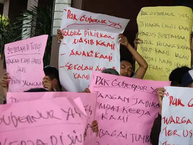 Karyawan Hotel Alexis memprotes penyegelan yang dilakukan Satpol PP di Jakarta Utara, Kamis (29/3). Penutupan terkait kasus dugaan adanya praktek prostitusi dan perdagangan manusia di hotel tersebut. (Liputan6.com/Immanuel Antonius)
