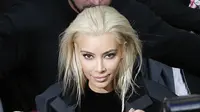 Kim Kardashian mewarnai rambutnya dengan warna blonde platinum.
