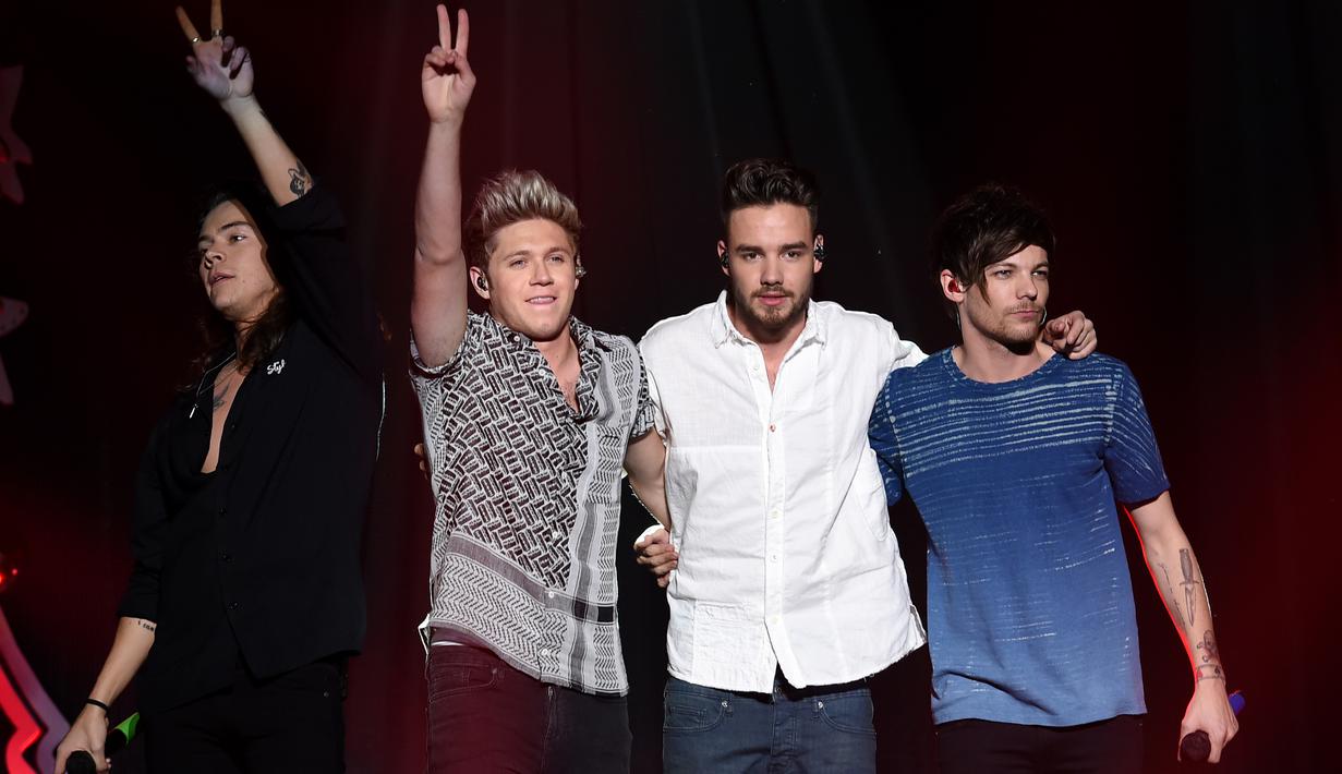One Direction tampil di acara iHeart Radio Jingle Ball di Staples Center, Los Angeles, Jumat (4/12). Boyband asal Inggris itu memilih vakum dalam batas waktu yang tak ditentukan pada Maret 2016. (Christopher Polk/Getty Images untuk iHeartMedia/AFP)