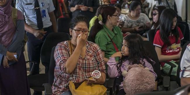 Isak tangis keluarga korban AirAsia | Photo: Copyright merdeka.com