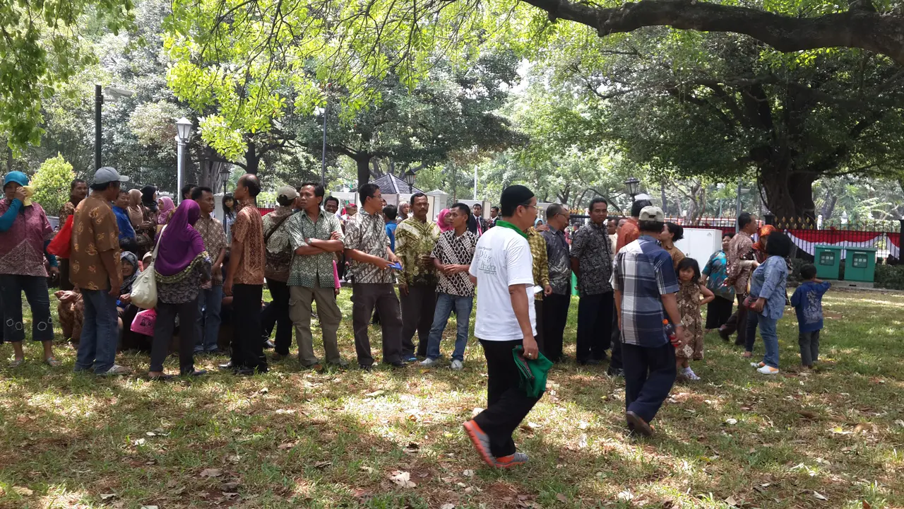 Ratusan warga menunggu kedatangan Jokowi yang telah resmi dilantik sebagai presiden di Istana Merdeka, Jakarta.