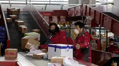 Kurir sibuk memilah paket di pusat distribusi di Beijing, China, Selasa (18/2/2020). Wabah virus corona atau COVID-19 membuat warga memilih untuk tinggal di rumah dan memanfaatkan jual beli secara online. (AP Photo/Ng Han Guan)