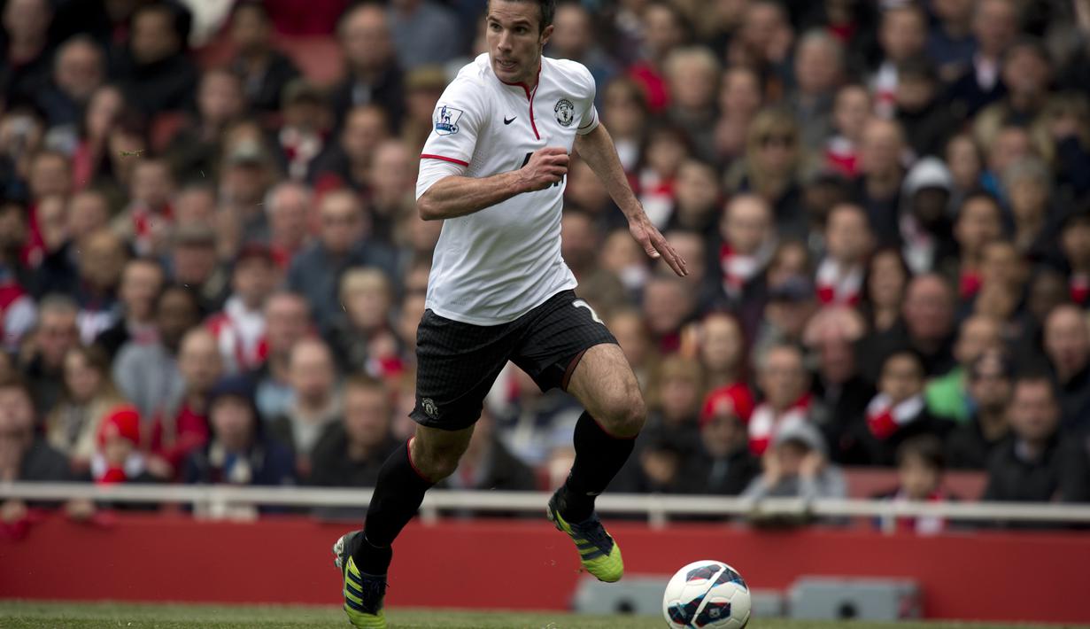 Pada tahun 2011 Man United mendatangkan van Persie. Alhasil ia sanggup memberikan banyak tropi untuk setan merah dan mencetak 58 gol dari 105 pertandingan. (AFP/Adrian Dennis)