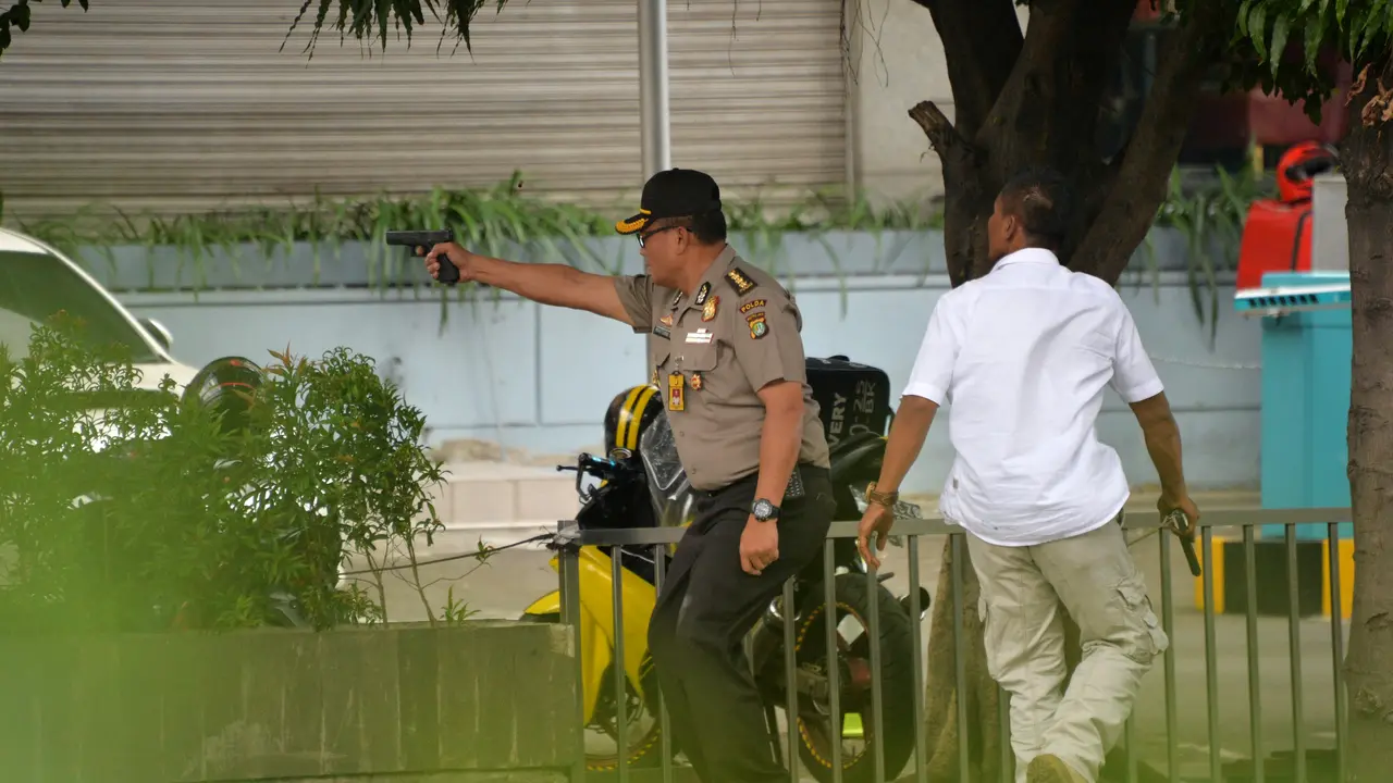 20160114-Aksi Menegangkan Polisi Baku Tembak Usai Ledakan Bom di Sarinah-Jakarta
