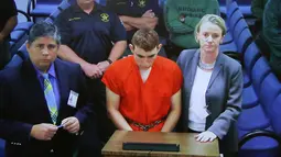 Pelaku penembakan massal di Florida, Nikolas Cruz mengenakan baju tahanan, Florida (15/2). Menurut guru Matematika di Majory Jim Gard, Nikolas Cruz dikeluarkan dari sekolah karena sering melanggar administratif sekolah. (Susan Stocker/POOL/AFP)