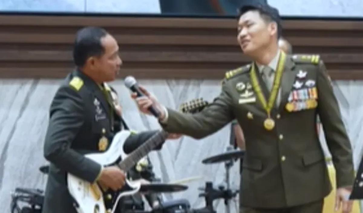 Begitu pula dengan Jenderal Dudung, ketukan drumnya begitu piawai.<br>