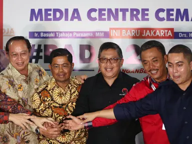 Petinggi partai politik pendukung pasangan Ahok-Djarot berfoto bersama sebelum memberikan keterangan kepada wartawan di Media Centre Badja, Jakarta, Selasa (18/4). (Liputan6.com/Johan Tallo)