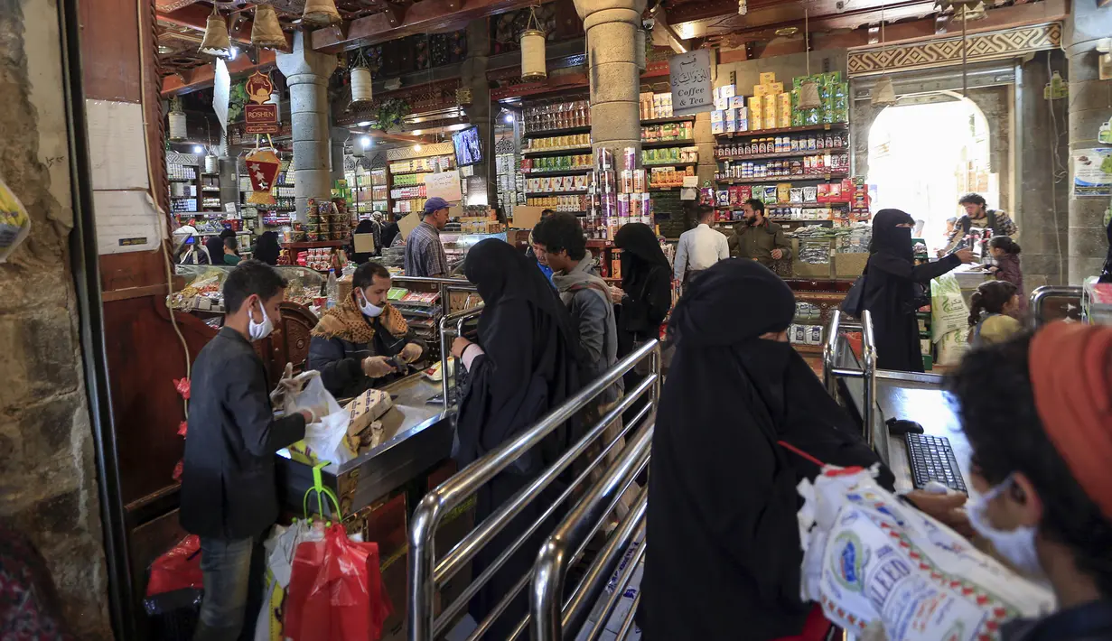 Warga berbelanja menjelang bulan suci Ramadan di pasar kota tua Sanaa, Yaman, Sabtu (18/4/2020). Umat muslim di Timur Tengah bersiap untuk bulan Ramadan yang suram akibat pandemi virus corona COVID-19. (Mohammed HUWAIS/AFP)