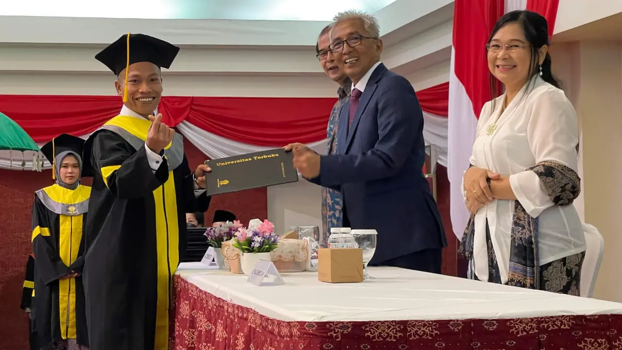 Pekerja Migran Indonesia (PMI) raih gelar sarjana di Universitas Terbuka Malaysia.