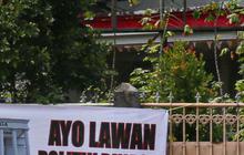 FOTO: Penampakan Spanduk Lawan Politik Dinasti Bertebaran di Jakarta
