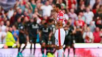 Ekspresi dari pemain Stoke, Peter Odemwingie saat menyaksikan gol yang dicetak pemain Liverpool pada laga Liga Premier Inggris di Britannia Stadium, Inggris, Minggu (9/8/2015). Stoke kalah 0-1 dari Liverpool. (Action Images via Reuters/Jason Cairnduff) 