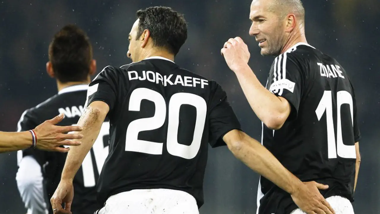 Aksi Zidane bersama legenda sepakbola