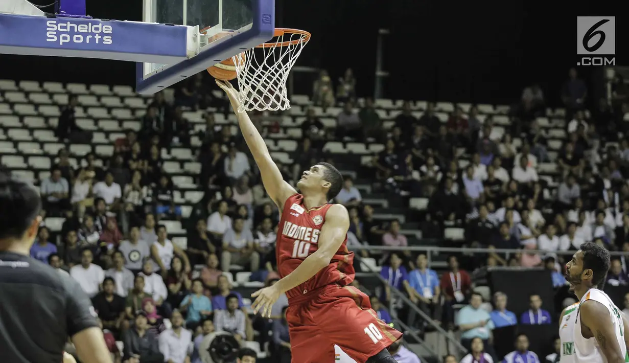 Pebasket putra Indonesia Kevin Yonas Argadiba Sitorus berusaha mencetak skor saat laga final bola basket 18th Asian Games Invitation Tournament di Hall Basket Senayan, Senin (12/2). Timnas Indonesia menang 78-68 atas India. (Liputan6.com/Faizal Fanani)