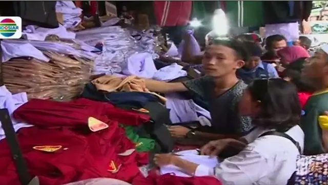 Jelang Tahun Ajaran Baru, Pasar Jatinegara Diburu Warga 