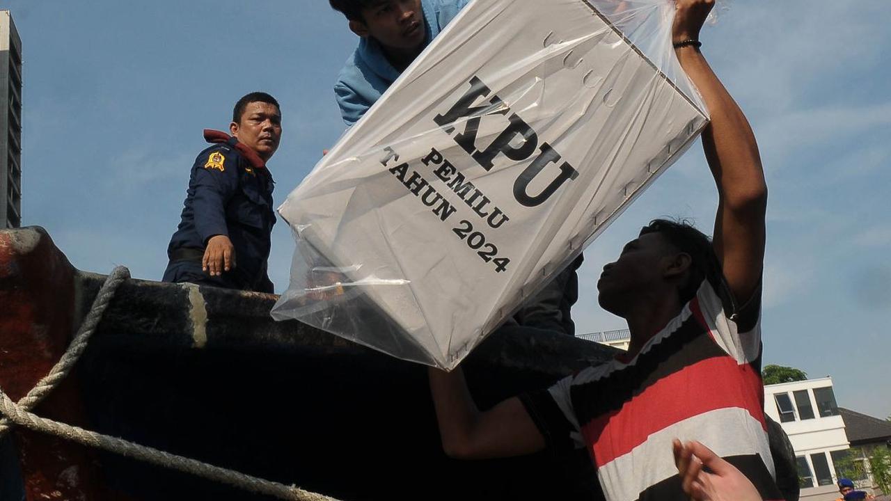 Komisi Pemilihan Umum (KPU) mendistribusikan logistik Pemilu 2024 menuju ke Kabupaten Kepulauan Seribu. Sebanyak&nbsp;22.515 surat suara dan 320 kotak suara mulai diberangkatkan dari Dermaga 1 Marina Ancol, Jakarta, Jumat (9/2/2024).&nbsp;Foto: Merdeka.co