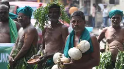 Petani Tamil Nadu menggelar unjuk rasa di New Delhi, Kamis (16/3). Mereka meminta pemerintah untuk menyelesaikan sengketa antar petani Tamil Nadu dengan Karnataka. (AFP PHOTO / Prakash SINGH)  