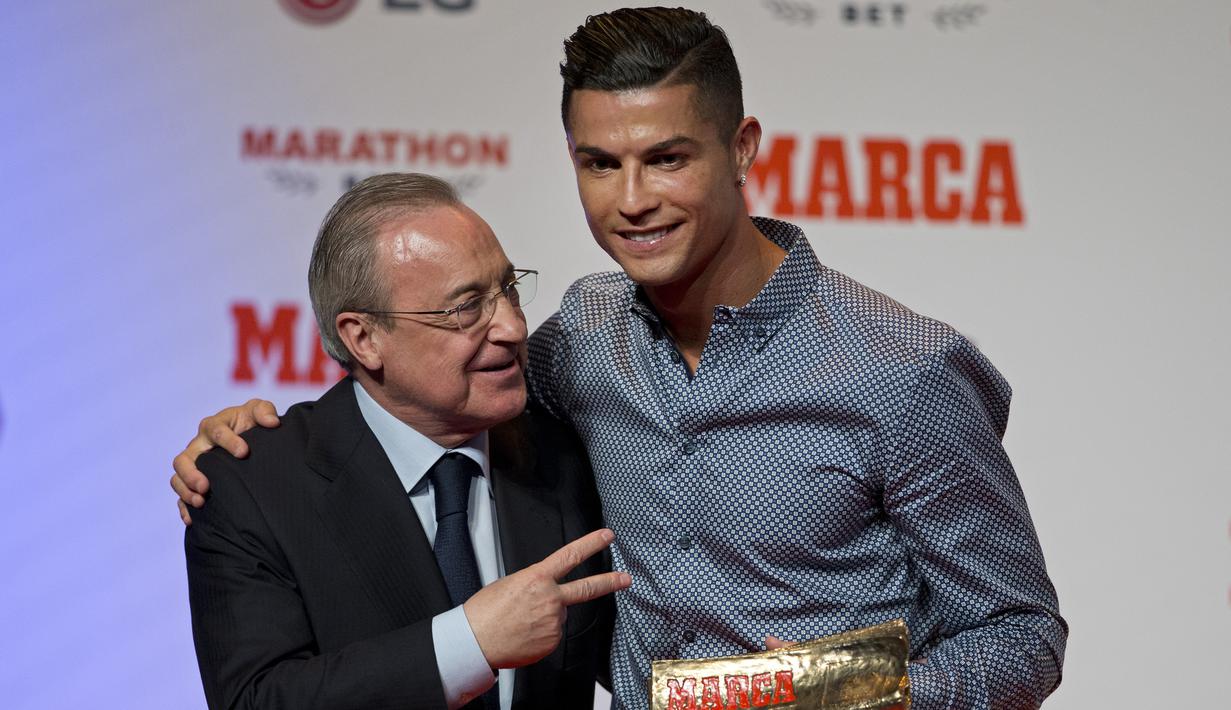 Cristiano Ronaldo memeluk presiden Real Madrid, Florentino Perez  usai mandapat ucapan selamat setelah meraih penghargaan Marca di Reina Victoria Theater, Madrid (29/7/2019). Bersama Madrid, Ronaldo menjadi topskor sepanjang masa klub dengan 450 gol dalam 438 penampilan. (AP Photo/Paul White)