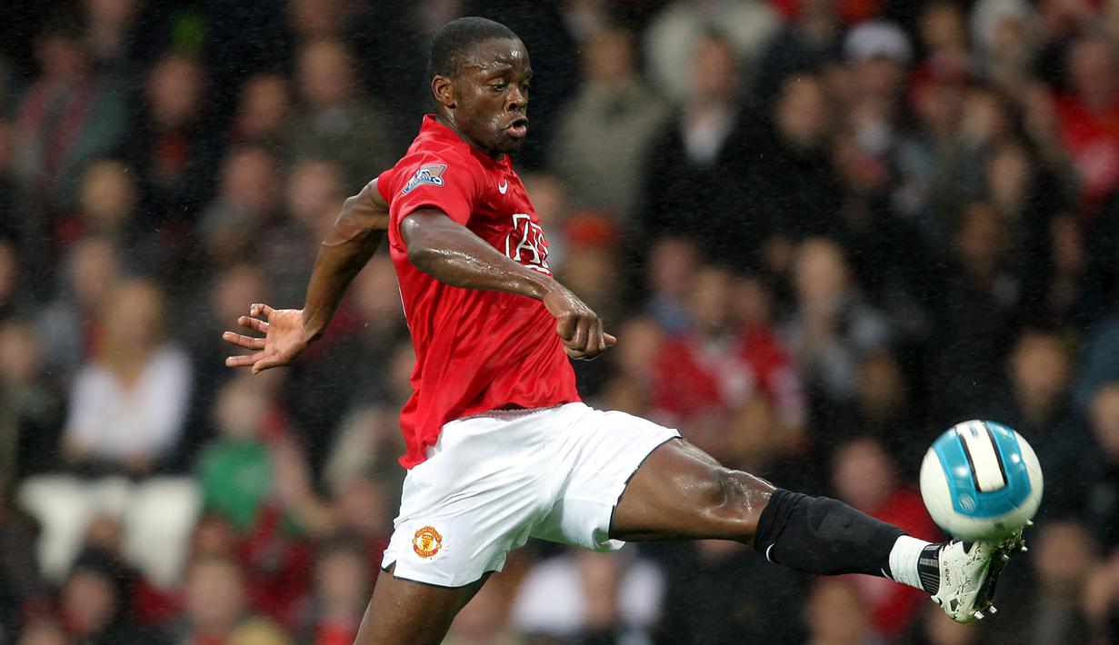 Louis Saha. Striker yang telah pensiun ini didatangkan Manchester United dari Fulham pada tengah musim 2003/2004 dengan nilai transfer sebesar 17,5 juta euro atau setara Rp.287 miliar. Total 4,5 musim, ia tampil dalam 124 laga dengan torehan 42 gol dan 20 assist. (AFP/Andew Yates)