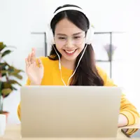 Percuma makeup sudah tampil on point tapi kamu melakukan virtual meeting di tempat dengan kondisi pencahayaan buruk.