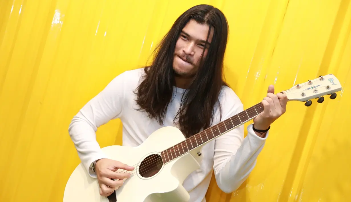 Bulan ramadan dianggap momen spesial bagi banyak umat muslim, termasuk Virzha. Dibalik penampilannya yang gahar, ternyata ia merupakan seorang muslim yang taat beribadah. (Adrian Putra/Bintang.com)