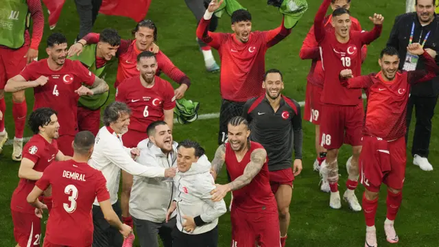 Foto: Momen Vincenzo Montella Merayakan Kemenangan Turki Atas Georgia di Euro 2024, Kado Manis Ultah ke-50