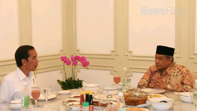 Presiden Joko Widodo atau Jokowi mengundang Ketua Umum PBNU Said Aqil Siradj makan siang di Istana Merdeka, Jakarta. Beberapa isu terkini dibicarakan dalam pertemuan itu.