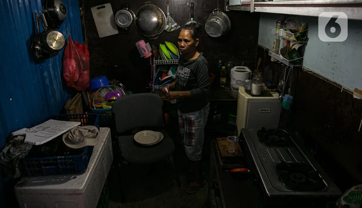 Kondisi dapur salah satu rumah warga di kawasan Kampung Akuarium, Jakarta, Selasa (17/2/2021). Badan Pusat Statistik (BPS) mengungkapkan jumlah penduduk miskin Indonesia pada September 2020 mencapai 27,55 juta orang, meningkat 2,76 juta dibandingkan posisi September 2019 (Liputan6.com/Faizal Fanani)