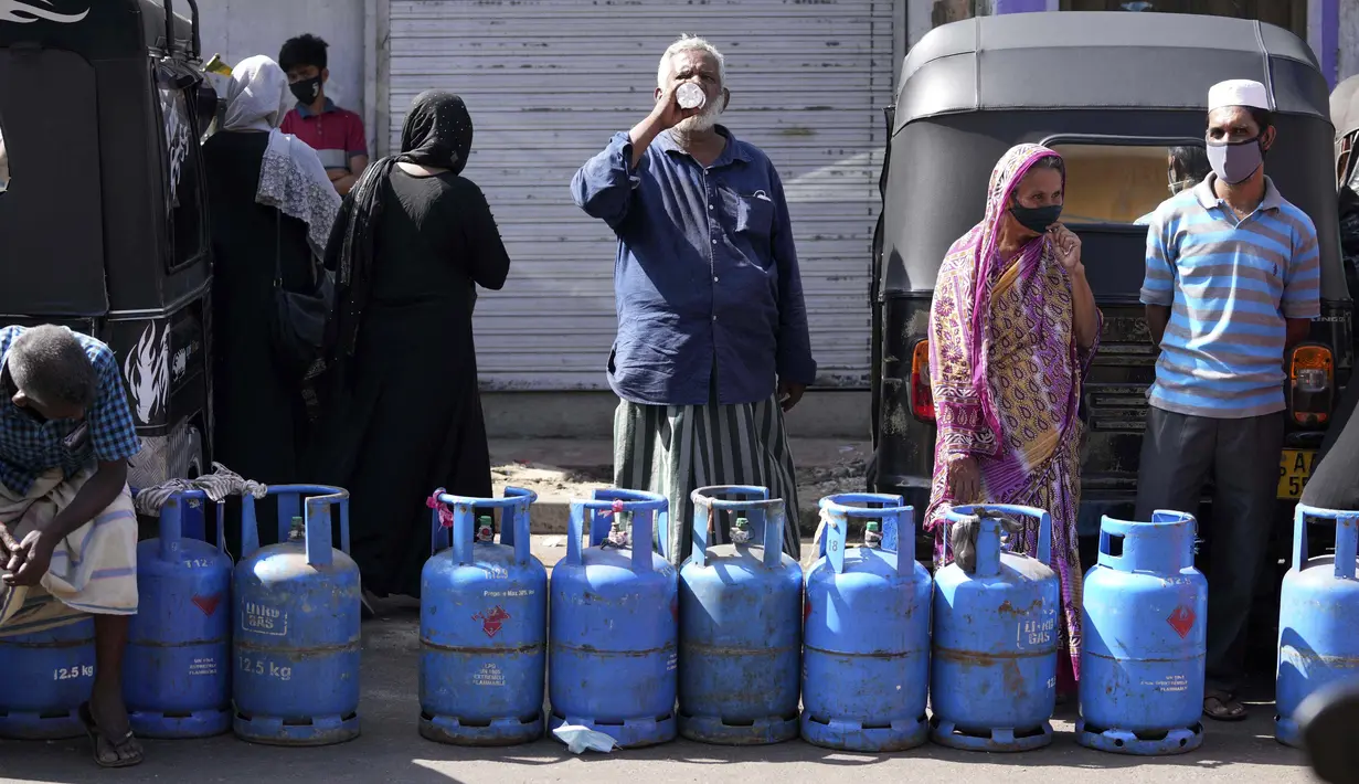 Warga Sri Lanka mengantre untuk mengisi ulang tabung gas memasak saat terjadi kekurangan pasokan di KolomboSelasa (4/1/2022). Antrean panjang selama berjam-jam telah menjadi pemandangan biasa dalam beberapa hari terakhir dalam upaya untuk membeli tabung gas domestik. (AP Photo/Eranga Jayawardena).