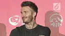 Mantan bintang sepak bola Inggris David Beckham saat menghadiri acara AIA Sepak Bola untuk Negeri di Jakarta, Minggu (25/3). Kegiatan David dan AIA, membagikan 10 ribu bola untuk akademi sepak bola. (Liputan6.com/Herman Zakharia)