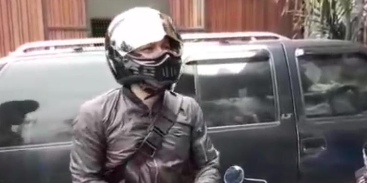 Gaya Retro Helm Simpson Bandit yang Digunakan Ariel Noah Berita