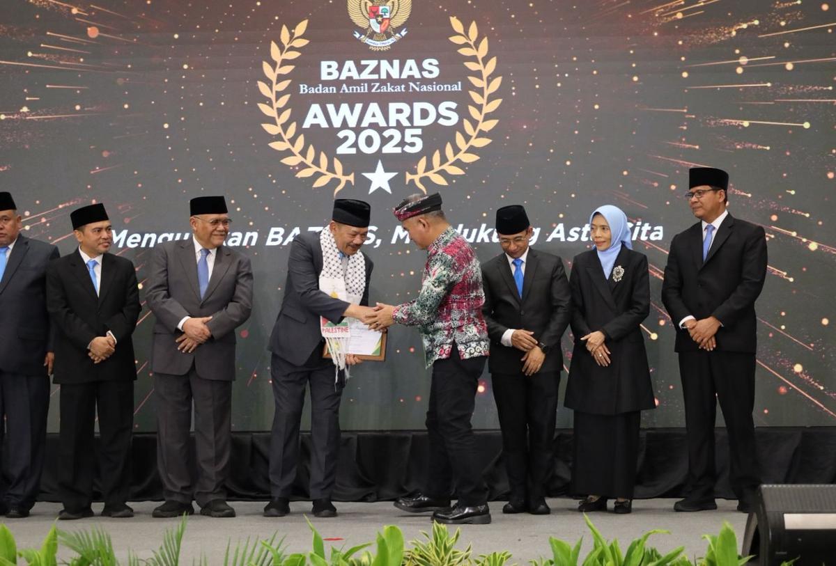Wali Kota Tarakan Khairul Terima Anugerah BAZNAS Awards 2025