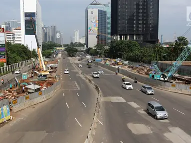 Suasana arus lalu lintas tampak lengang di Jalan Sudirman, Jakarta Rabu (27/6). Libur nasional Pilkada Serentak , jalanan di ibukota Jakarta sepi dan bebas dari kemacetan. (Liputan6.com/Arya Manggala)