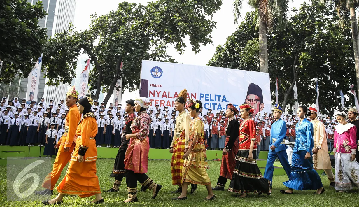 Peserta upacara memperingati Hari Pendidikan Nasional 2016 menggunakan baju adat di Kemdikbud, Jakarta, Senin (2/5).  Upacara tersebut diikuti oleh seluruh pegawai kemendikbud dan perwakilan sekolah-sekolah di Jakarta. (Liputan6.com/Faizal Fanani)