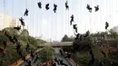 Sejumlah pendaki profesional melakukan rappelling dari atas jembatan saat membuat cincin Olimpiade 2016 di Sao Paulo, Brasil (31/7). Aksi ini dilakukan untuk menyambut dan memeriahkan Olimpiade 2016. (REUTERS/Paulo Whitaker) 