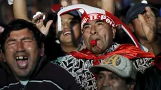 Seorang suporter Peru meniupkan peluit saat menyaksikan pertandingan perempat final Peru melawan Bolivia di Copa America 2015 di pusat kota Lima, Peru, (26/6/2015) dini hari. Peru melangkah ke semifinal usai mengalahkan Bolivia 3-1. (REUTERS/Janine Costa)