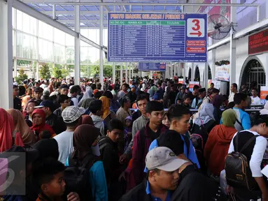 Ribuan calon penumpang memadati depan pintu masuk Stasiun Senen Jakarta, Sabtu (2/1/2016). Hingga pukul 15.15 WIB, 10.345 penumpang telah diberangkatkan dari Stasiun Senen menuju sejumlah kota di pulau Jawa. (Liputan6.com/Helmi Fithriansyah)