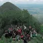 Pendak berfoto di Gunung Maras di Bangka Belitung. (Dok: IG @reskialfalah&nbsp;https://www.instagram.com/p/CNGynBYBwhW/?igsh=dHdvM2U1eWNpNWk5)