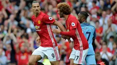 Zlatan Ibrahimovic (kiri) menambah pundi-pundi golnya saat bersua Manchester City pada Premier League Old Trafford, Manchester, Britain, (10/11/2016). Ibahimovic telah mengoleksi 4 gol. (EPA/Peter Powell)