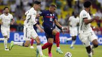 Kai Havertz dari Jerman, kiri, berebut bola dengan Kylian Mbappe dari Prancis selama pertandingan grup F kejuaraan sepak bola Euro 2020 antara Prancis dan Jerman di Allianz Arena di Munich, Jerman, Selasa, 15 Juni 2021. (AP Photo/Matthias Schrader, Kolam)