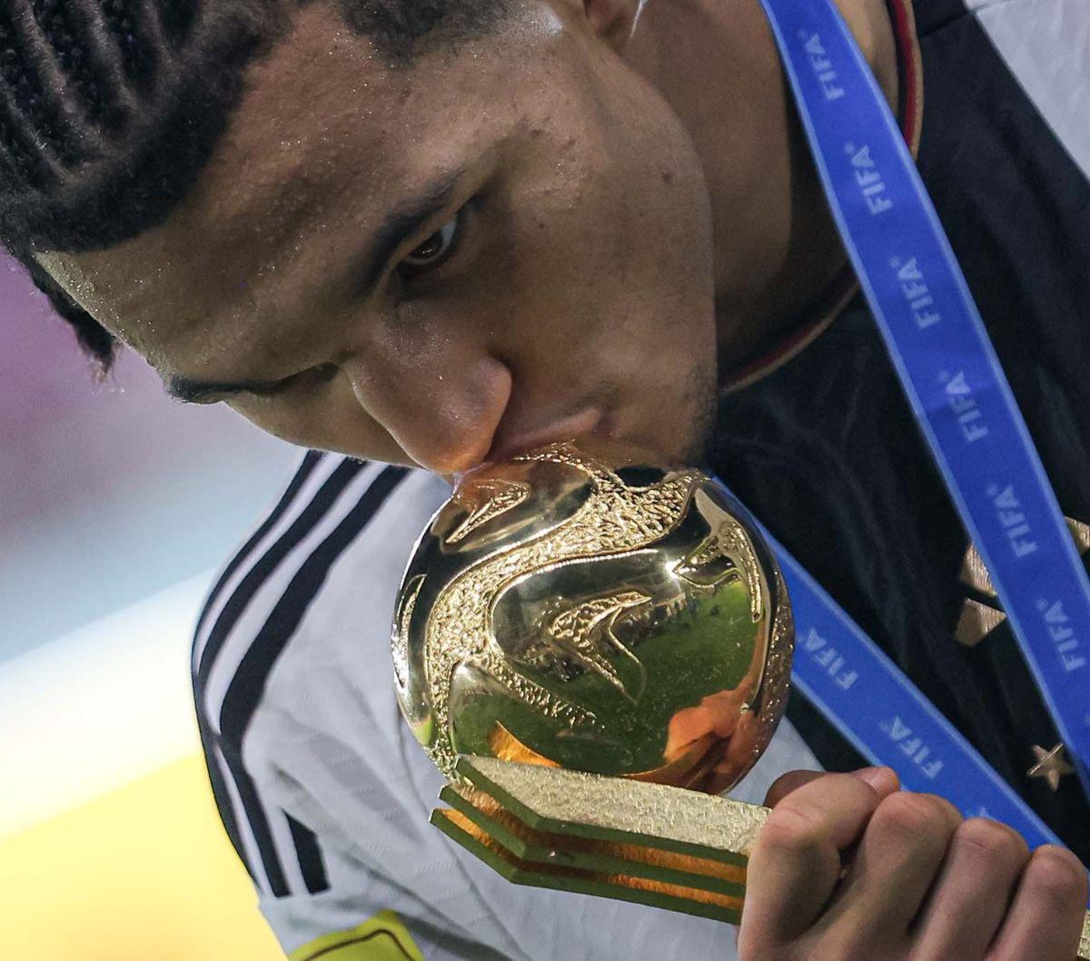 Gelaran Piala Dunia U 17 2023 di Indonesia resmi berakhir dengan Jerman keluar sebagai juara. Lantas, siapa saja peraih penghargaan individual dalam ajang sepak bola akbar tingkat junior ini? Simak selangkapnya!