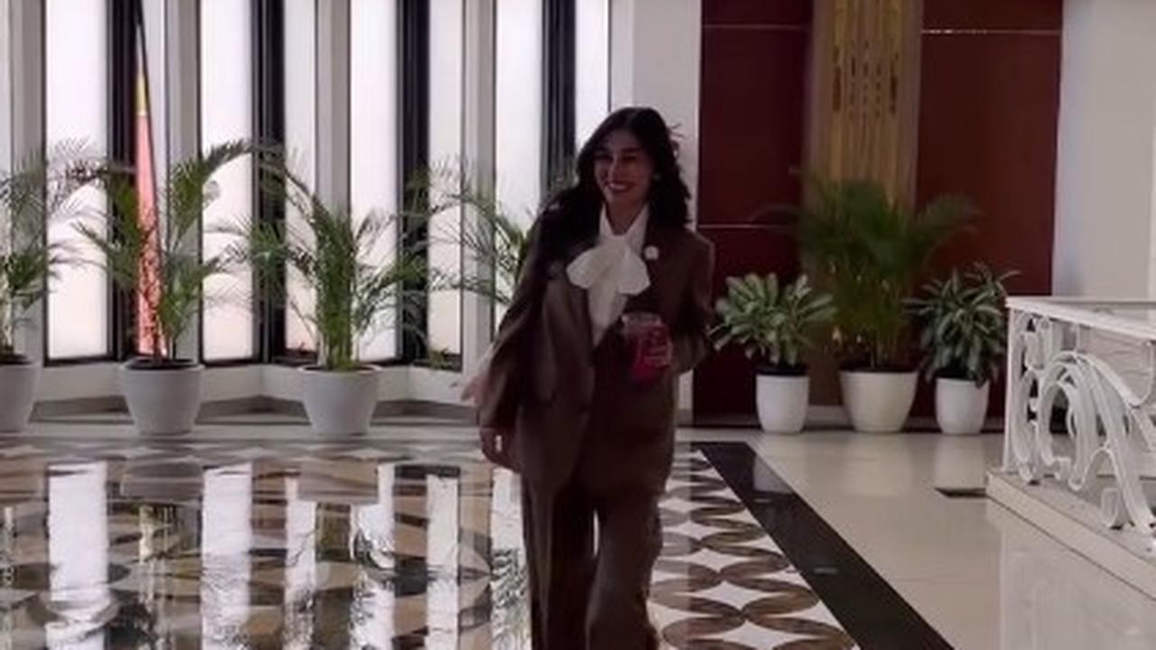 Kini Anggota DPRD Jabar, Ini 7 Potret Nisya Ahmad saat Bekerja Perlihatkan Ekspresi Serius - Pakai Baju Formal