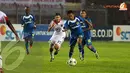 Tampak Penyerang Persib Bandung M Ridwan mencoba masuk ke dalam pertahanan DC United yang dikawal Taylor Kemp dalam laga yang berlangsung di Stadion Si Jalak Harupat, Bandung (Liputan6.com/Helmi Fithriansyah).