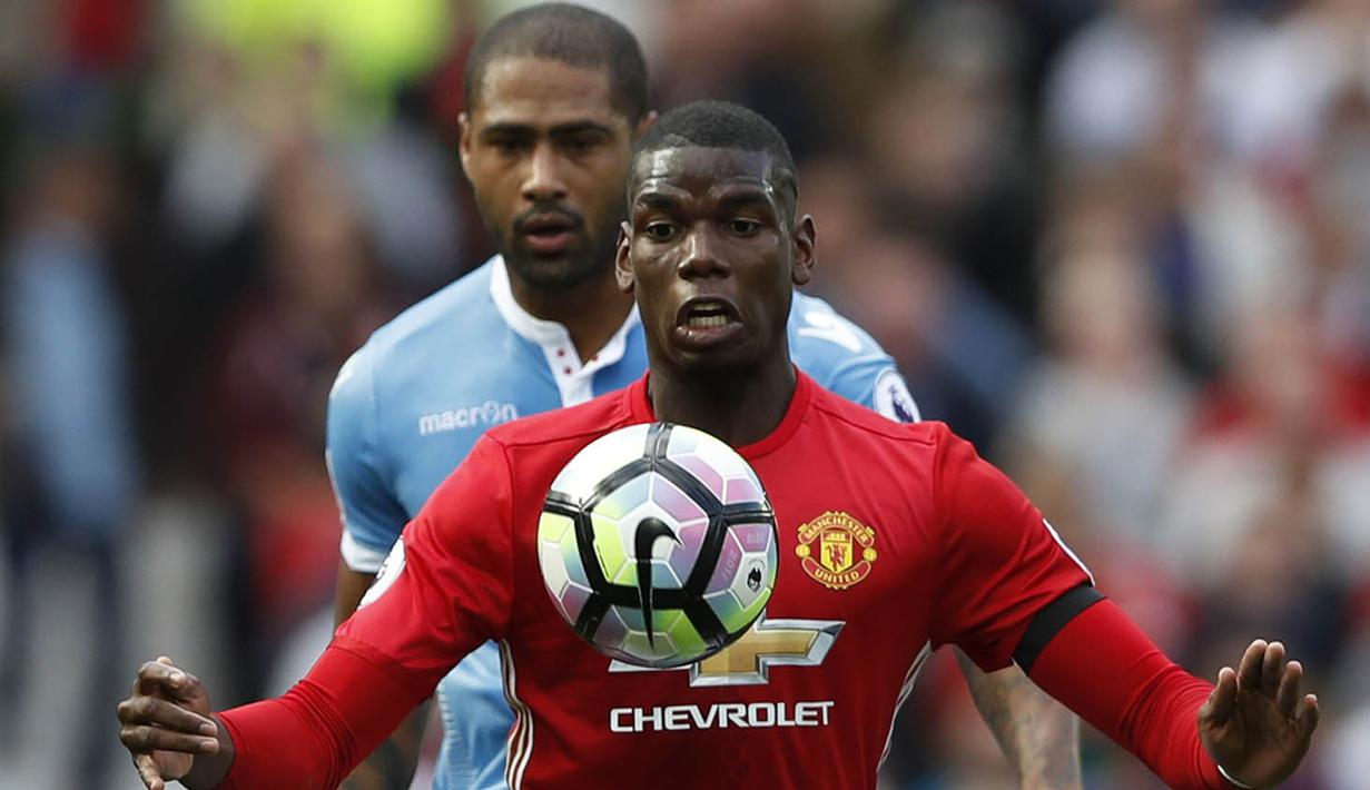 Gelandang Manchester United, Paul Pogba, berusaha melewati hadangan bek sayap Stoke, Glen Johnson. Bertindak sebagai tuan rumah Setan Merah lebih menguasai jalannya laga dengan penguasaan bola 63 persen. (Reuters/Carl Recine)