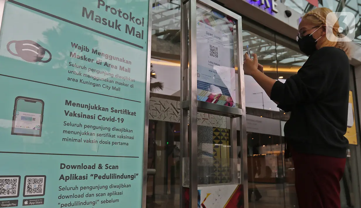 Pengunjung saat scan barcode untuk memasuki mal kuningan city, Jakarta, Selasa (10/8/2021). Perpanjangan PPKM Level 4 di mal pengunjung diwajibkan mematuhi protokol kesehatan, melakukan scan barcode aplikasi Pedulilindungi dan memperlihatkan sertifikat vaksin COVID-19. (Liputan6.com/Herman Zakharia)