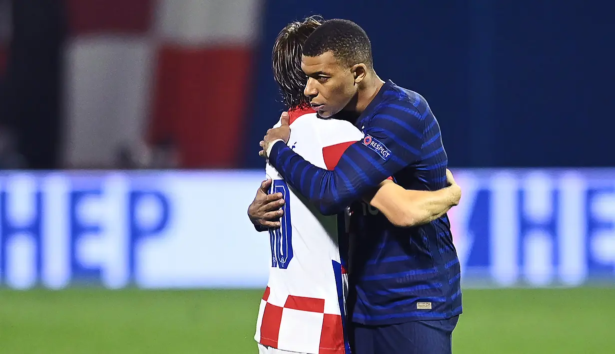 Penyerang Prancis, ylian Mbappe, memeluk gelandang Kroasia, Luka Modric, usai pertandingan UEFA Nations League 2020/2021 di Maksimir Stadium, Kamis (15/10/2020) dini hari WIB. Prancis menang 2-1 atas Kroasia. (AFP/Denis Lovrovic)