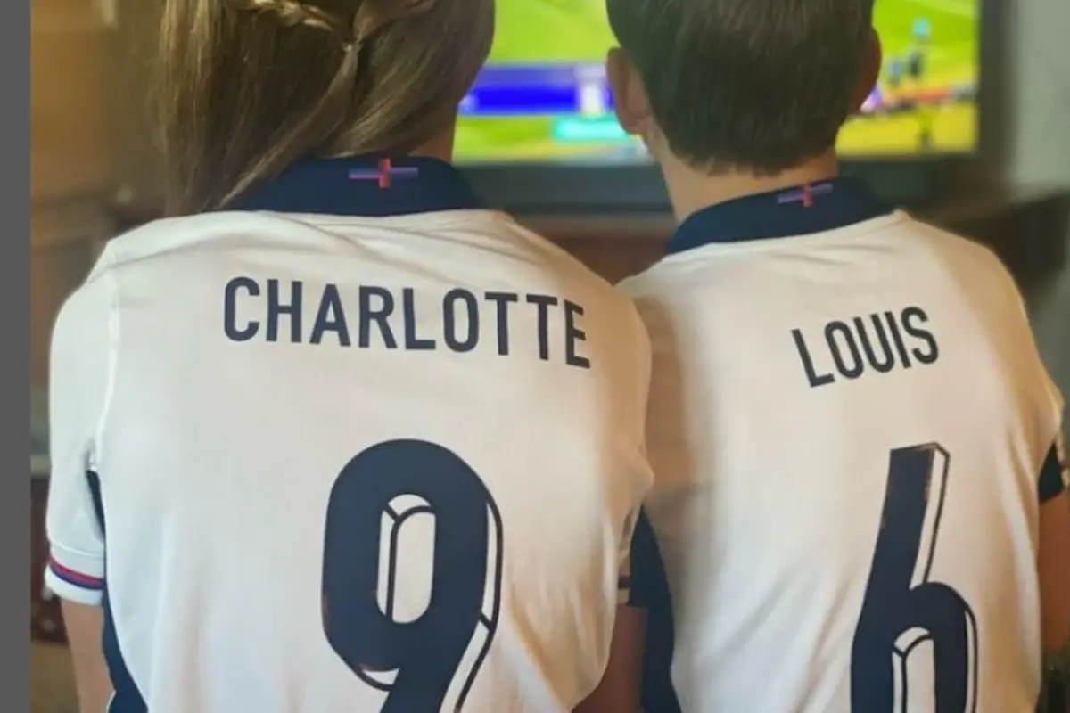 Kate Middleton Bagikan Foto Langka Charlotte dan Louis Pakai Kostum dan Nonton Timnas Inggris di Rumah