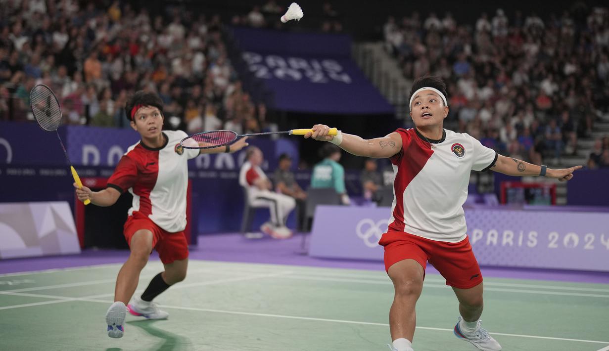 <p>Pemain ganda putri Indonesia, Apriyani Rahayu (kanan) berusaha mengembalikan bola saat menghadapi wakil China, Chen Qingchen/Jia Yifan pada laga kedua Grup A nomor ganda putri cabor bulu tangkis Olimpiade Paris 2024 di Porte de la Chapelle Arena, Prancis, Minggu (28/7/2024). (AP Photo/Dita Alangkara)</p>